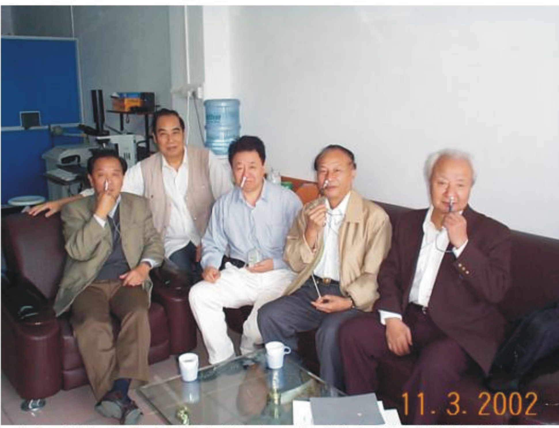 叔祥教授（左一）杨子彬教授（右一）与岑烈芳教授（左二）合影留念。