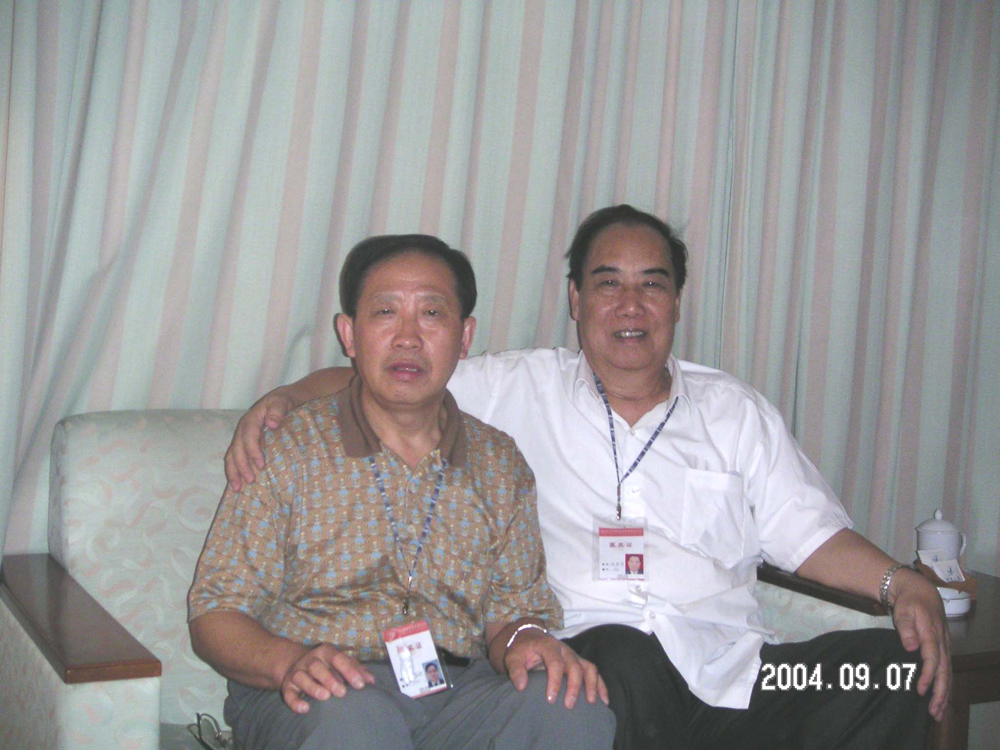北京工业大学原校长、中国工程院院士左铁镛教授（左）和岑烈芳教授合影