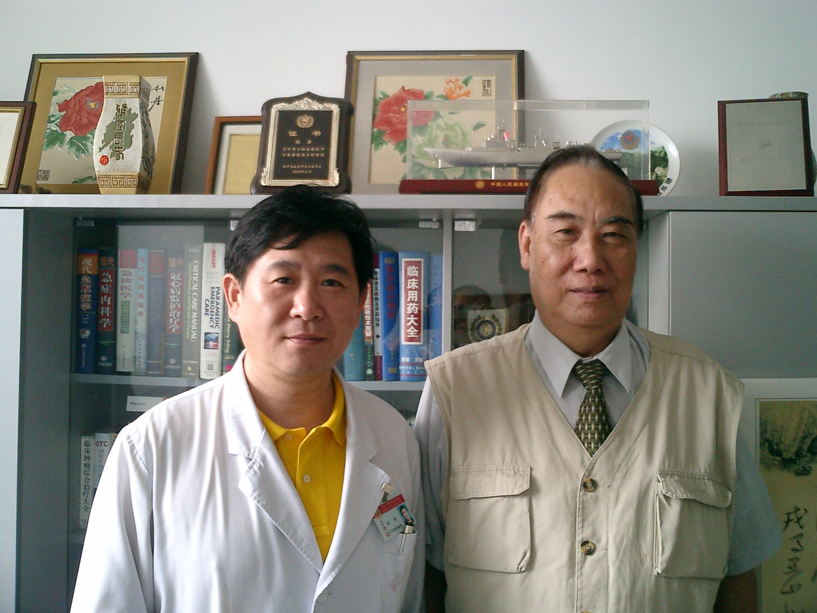 解放军总医院急诊科主任沈洪教授（左）和岑烈芳教授合影