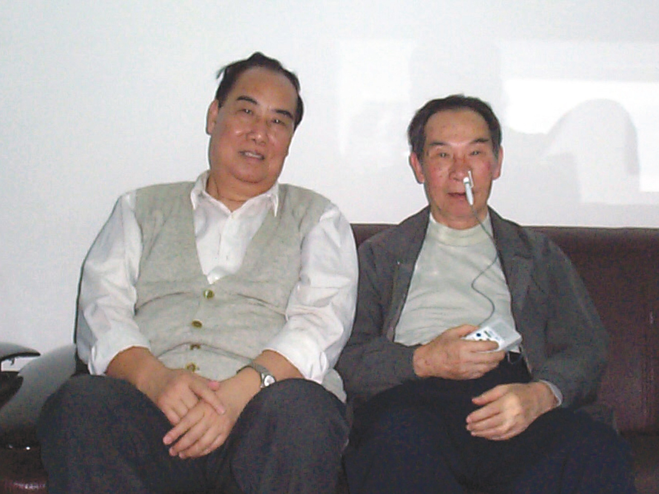 广东省中西医结合协会荣誉会长欧明（右）在体验洫通半导体激光治疗仪